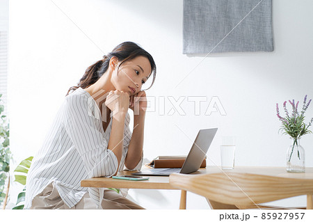 落ち込む　体調不良　女性 85927957