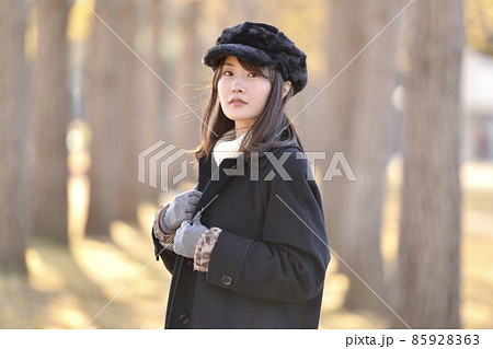 秋の公園にて銀杏並木を背景におしゃれな若い女性ポートレート 秋の公園にて銀杏並木を背景におしゃれな若い女性ポートレート 85928363