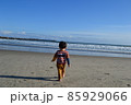 海に向かってあるく男の子1 85929066