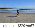 海に向かってあるく男の子2 85929067