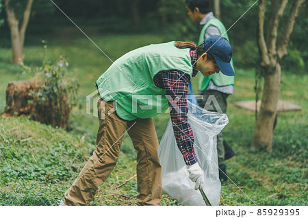 ゴミ拾いボランティア 85929395