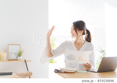 ミーティング　打ち合わせ　女性 85929896