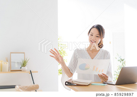 ミーティング 打ち合わせ 女性 ミーティング 打ち合わせ 女性 85929897