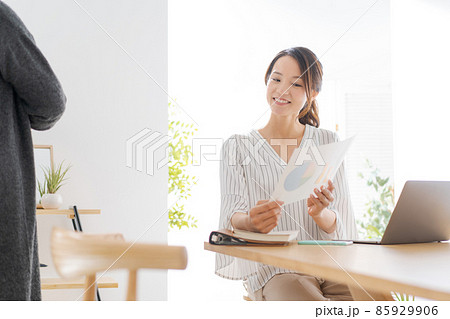 ミーティング 打ち合わせ 女性 ミーティング 打ち合わせ 女性 85929906
