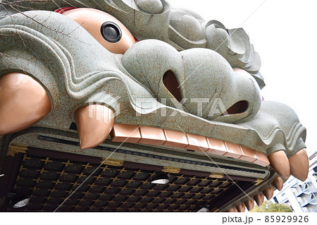 大阪難波八坂神社の左斜め横から見た獅子殿の顔だけ 大阪難波八坂神社の左斜め横から見た獅子殿の顔だけ 85929926