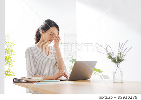 在宅勤務　女性　20代 85930279