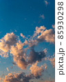 空と雲を照らす太陽の素晴らしい輝き 85930298