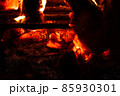 温かみを与えてくれる美しき炎 85930301