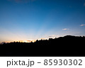 山間から覗く太陽の神々しき光 85930302
