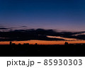 空と雲を照らす太陽の素晴らしい輝き 85930303