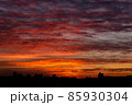 空と雲を照らす太陽の素晴らしい輝き 85930304