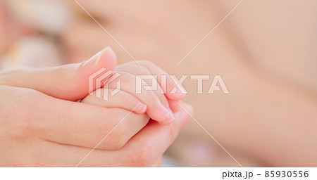 parent with new born baby parent with new born baby 85930556