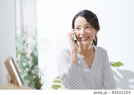 電話　スマホ　30代女性 85931204