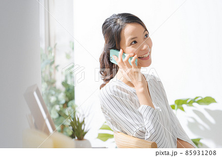 電話　スマホ　30代女性 85931208