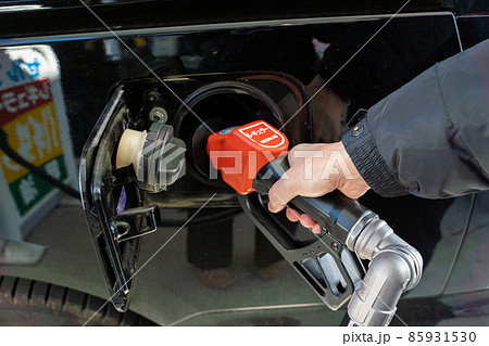 ガソリンスタンドで給油をする様子 85931530