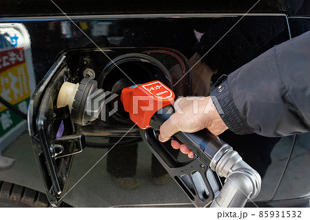 ガソリンスタンドで給油をする様子 85931532