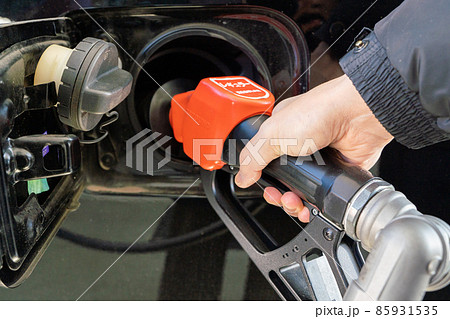 ガソリンスタンドで給油をする様子 ガソリンスタンドで給油をする様子 85931535