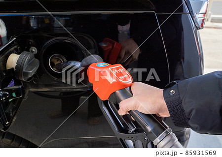 ガソリンスタンドで給油をする様子 85931569