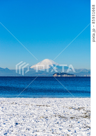 神奈川県逗子海岸からの富士山と江ノ島 神奈川県逗子海岸からの富士山と江ノ島 85931668