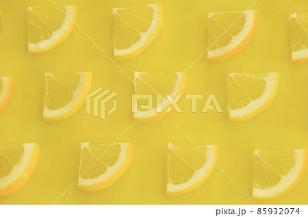 一面に並ぶレモンの扇形スライス 近 一面に並ぶレモンの扇形スライス 近 85932074