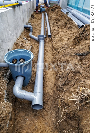 建築現場の水道工事 85932523