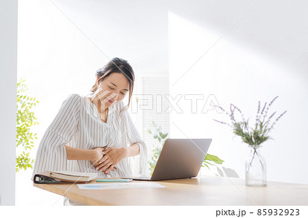 体調不良 女性 20代 体調不良 女性 20代 85932923