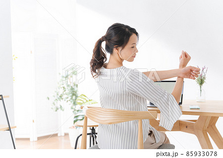 働く女性　疲れ　20代 85933078
