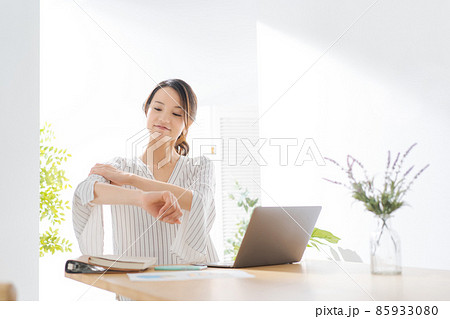 働く女性　疲れ　20代 85933080