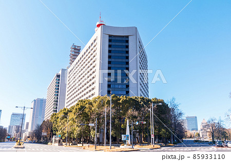 「東京都」警視庁庁舎と快晴の青空 85933110