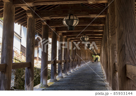 長谷寺の登廊を登る母娘連れ 85933144