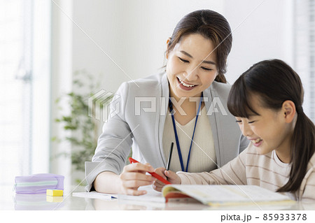 塾で個別指導を受ける女の子 小学生 85933378