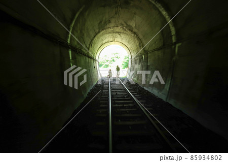 暗く長いトンネルの出口 85934802