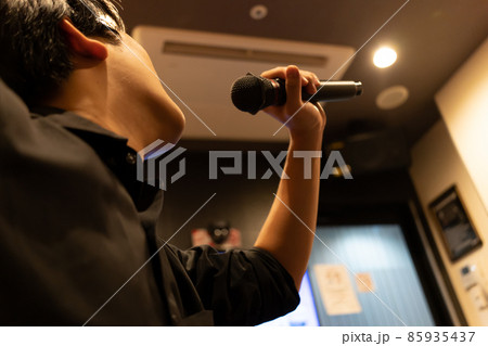 カラオケで歌っている男性 85935437
