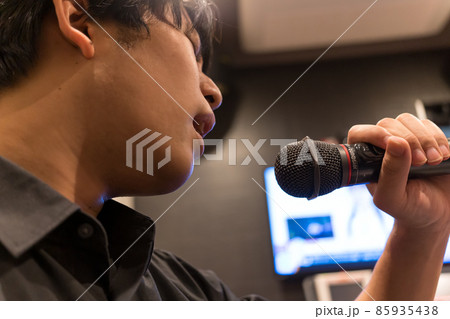 カラオケで歌っている男性 カラオケで歌っている男性 85935438