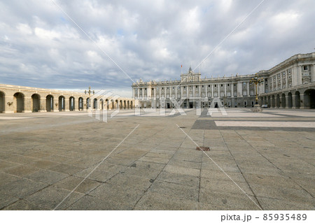スペイン マドリッド アルメリア広場から王宮の眺め スペイン マドリッド アルメリア広場から王宮の眺め 85935489