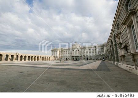 スペイン　マドリッド　アルメリア広場から王宮の眺め 85935493