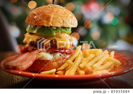 グルメバーガーとポテト 85935684