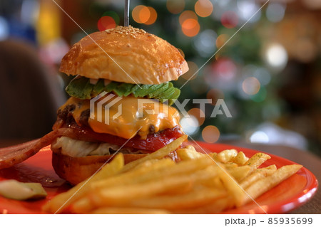 アボカドチーズバーガーとクリスス 85935699