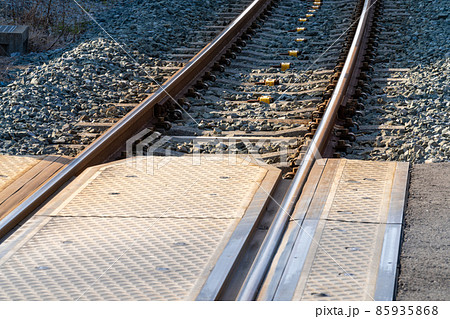 線路・枕木・レール・警報機・踏切 85935868