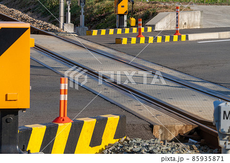 線路・枕木・レール・警報機・踏切 線路・枕木・レール・警報機・踏切 85935871