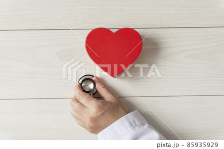 聴診器を当てる医師。診断、医療、健康、治療、病院、聴診器、クリニック、診察など 聴診器を当てる医師。診断、医療、健康、治療、病院、聴診器、クリニック、診察など 85935929