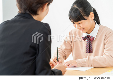 中学生 高校生 女性 勉強 受験 教育 学習 中学生 高校生 女性 勉強 受験 教育 学習 85936246