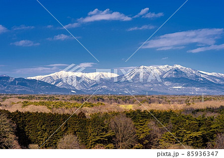 栃木県・那須塩原市 冬の那須野が原公園展望台から眺める那須連山と三倉山の風景 栃木県・那須塩原市 冬の那須野が原公園展望台から眺める那須連山と三倉山の風景 85936347