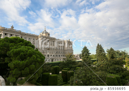 スペイン　マドリッド　サバティーニ庭園と王宮 85936695