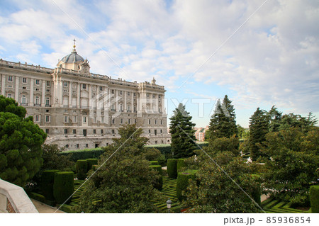 スペイン　マドリッド　サバティニ庭園と王宮 85936854