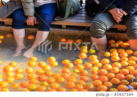 熱海駅前の足湯で冷えた足を温める旅行客 85937164
