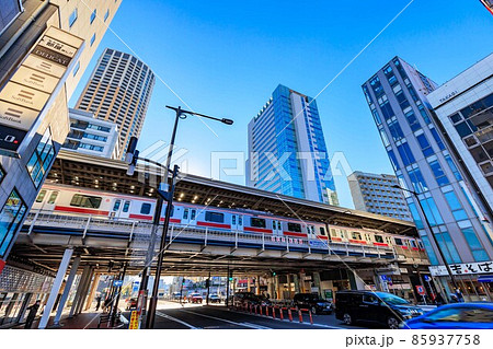 東京　目黒区　中目黒駅前の都市風景 85937758