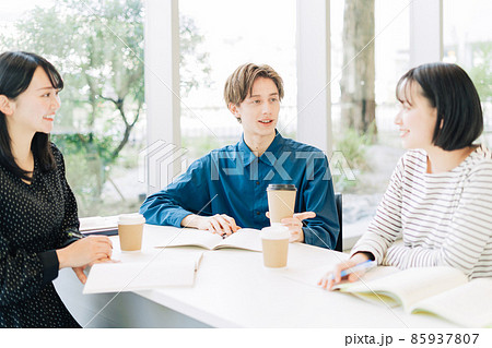 勉強する大学生(留学生、外国人) 勉強する大学生(留学生、外国人) 85937807