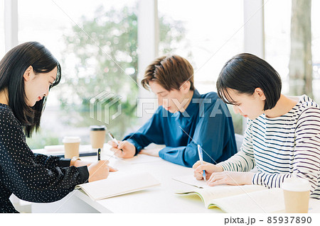 勉強する大学生（留学生、外国人） 85937890