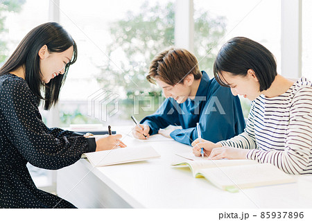 勉強する大学生(留学生、外国人) 勉強する大学生(留学生、外国人) 85937896